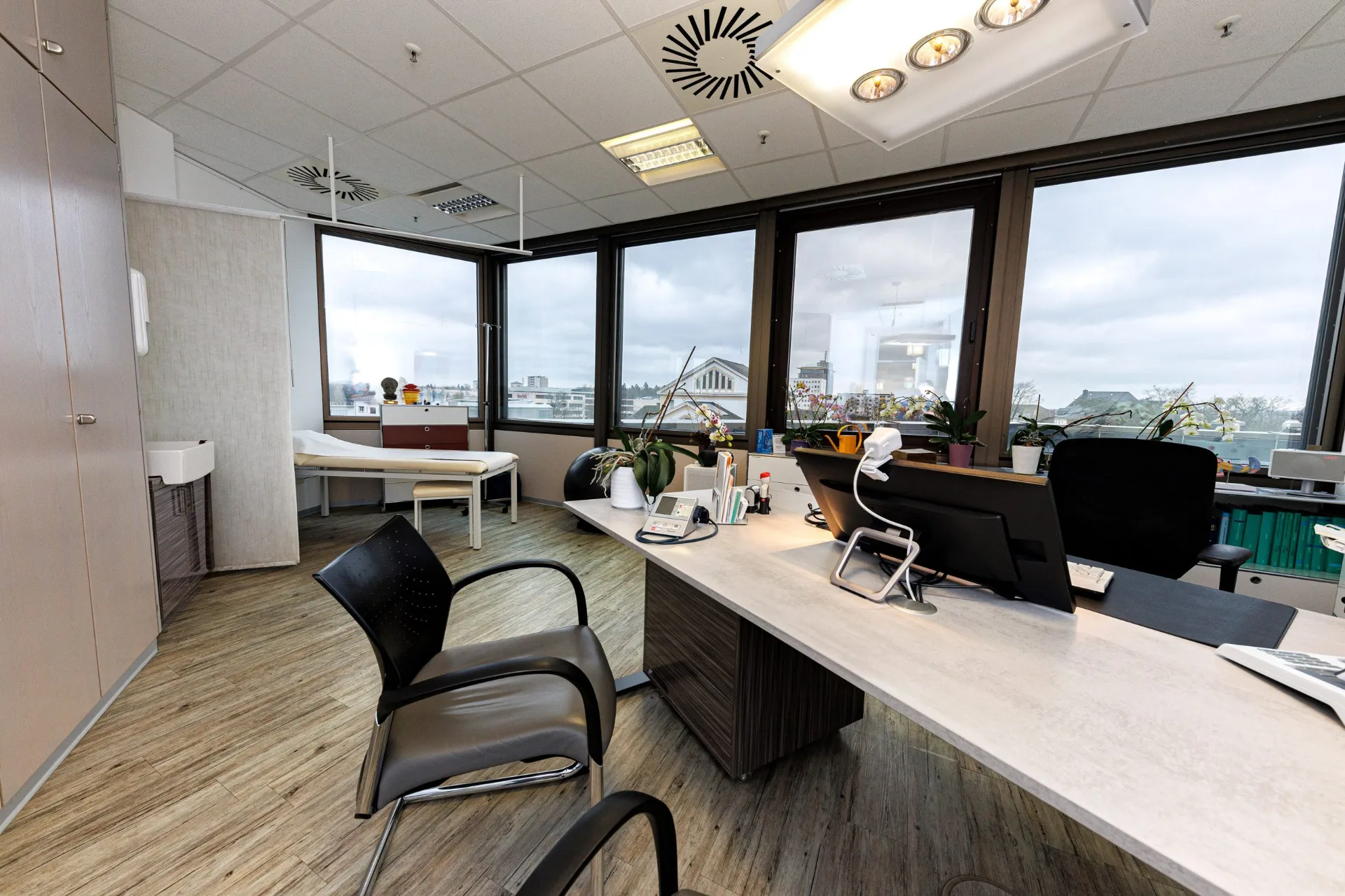 Helles Sprechzimmer