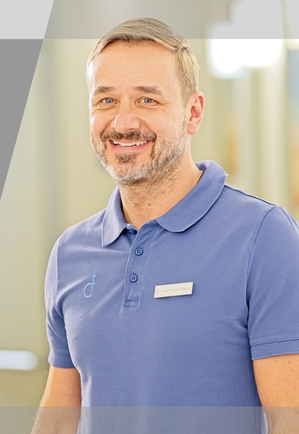 Bild von Dr. Friese in der in der Praxis mit einem modernen Hintergrund..